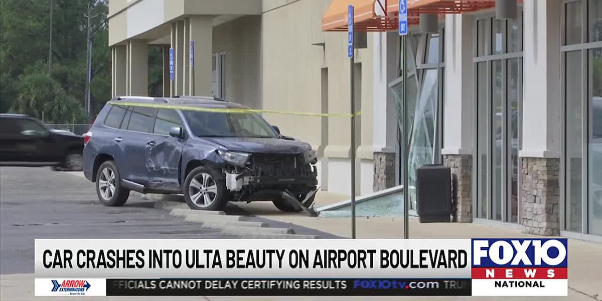 Mobil menabrak Ulta Beauty di Airport Boulevard