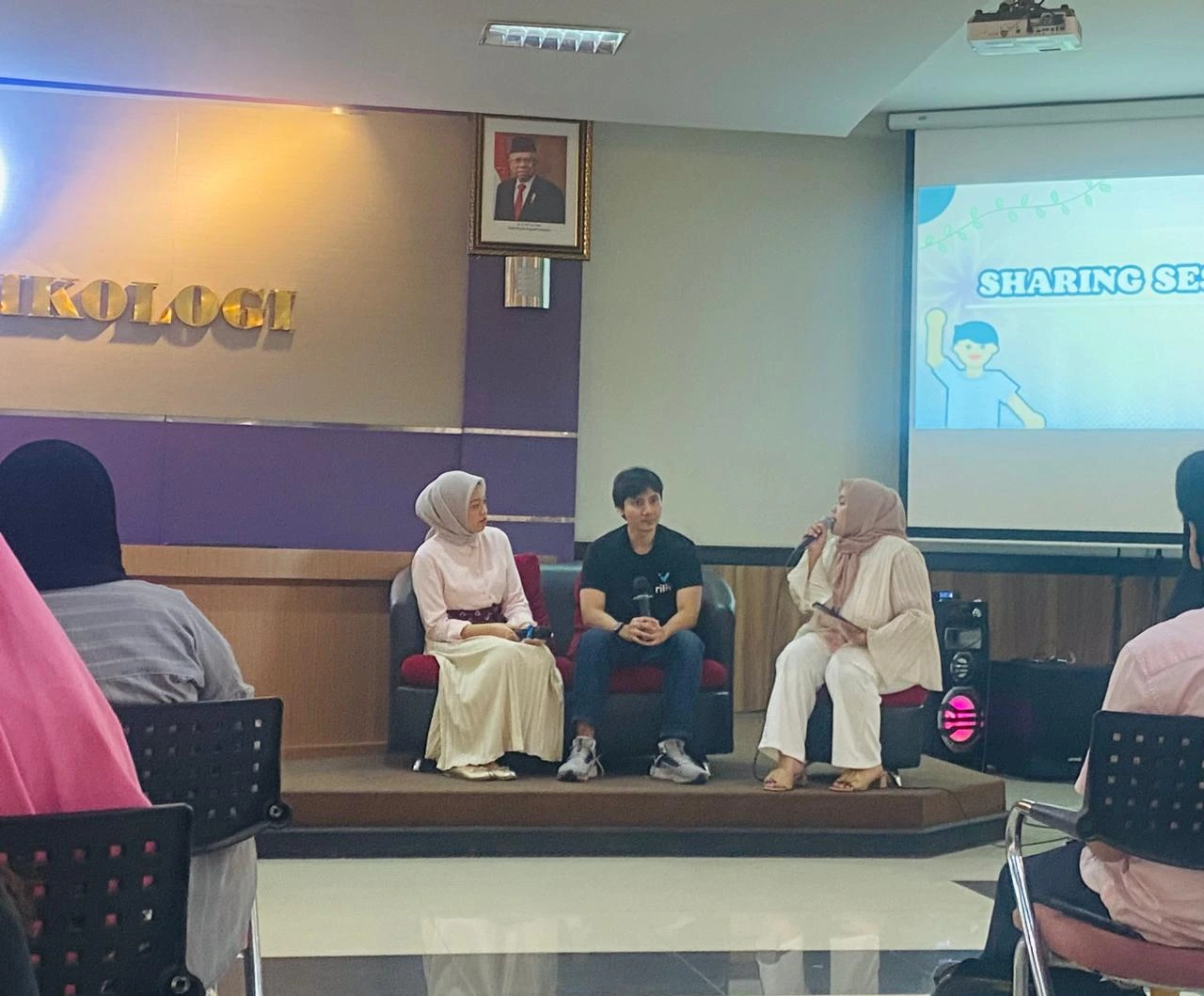 Sesi talkshow Airlangga Safe Space "POV Gen Z at Work: Guide to Mental Wellness to Career Space" mengulas kesehatan gen Z di dunia kerja (Foto: Raissyah)